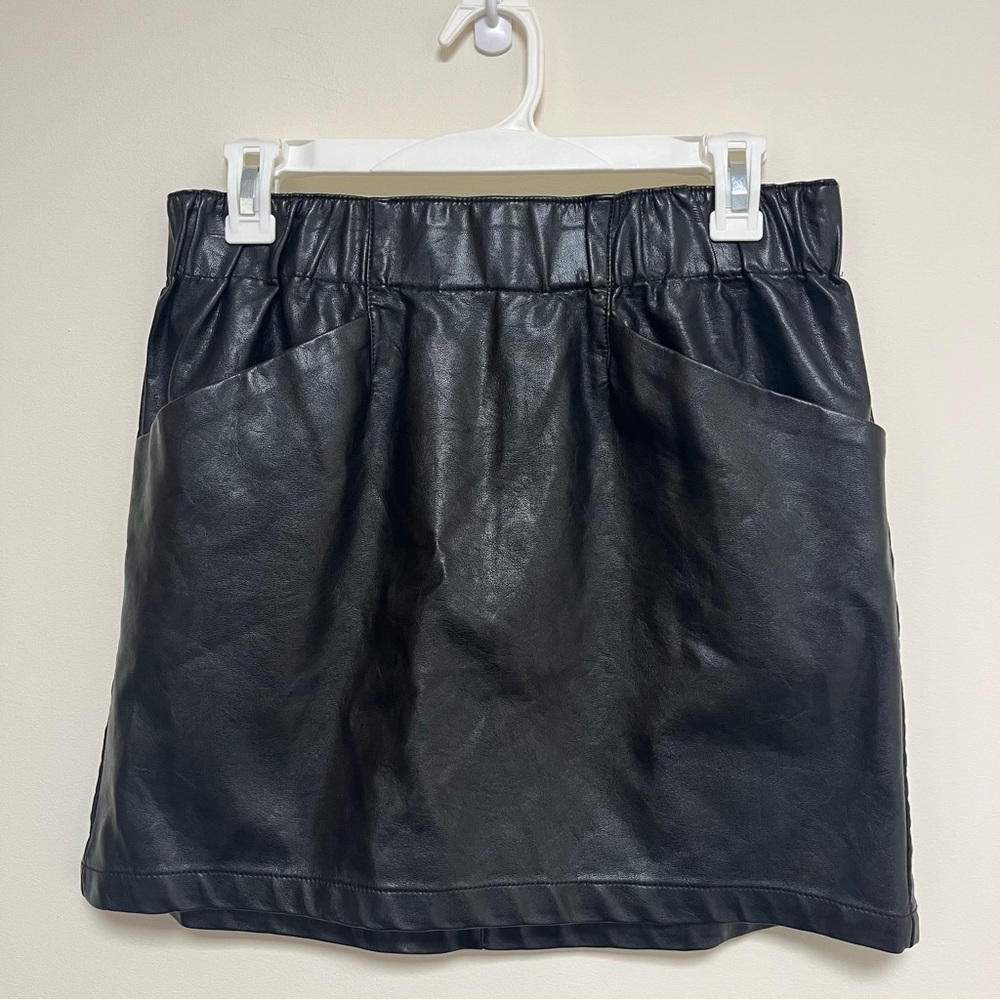 Wild fable black mini leather looking‎ skirt with hip pockets size small